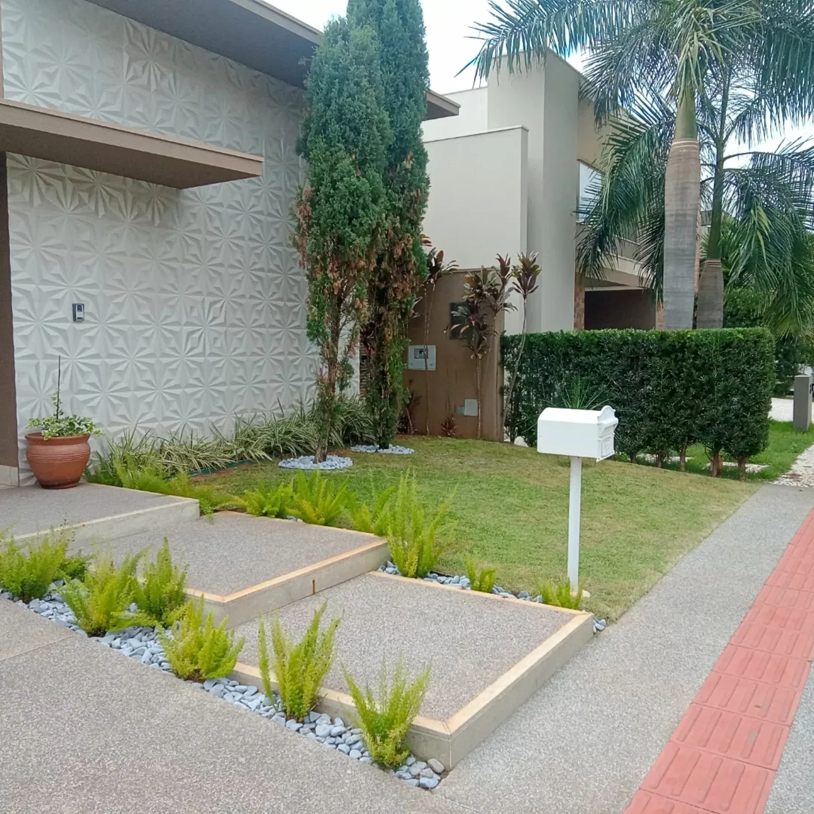 Jardim residencial com flores em Campo Grande
