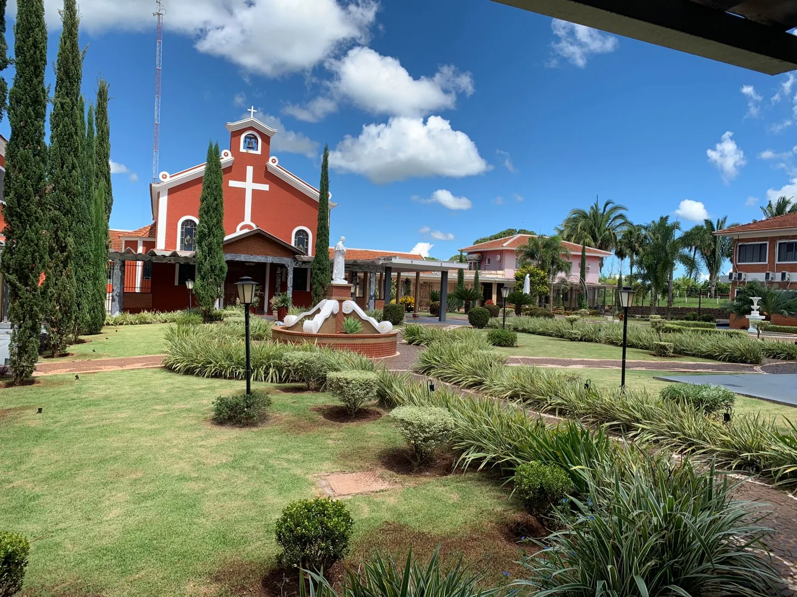 Paisagismo de condomínio com igreja em Campo Grande